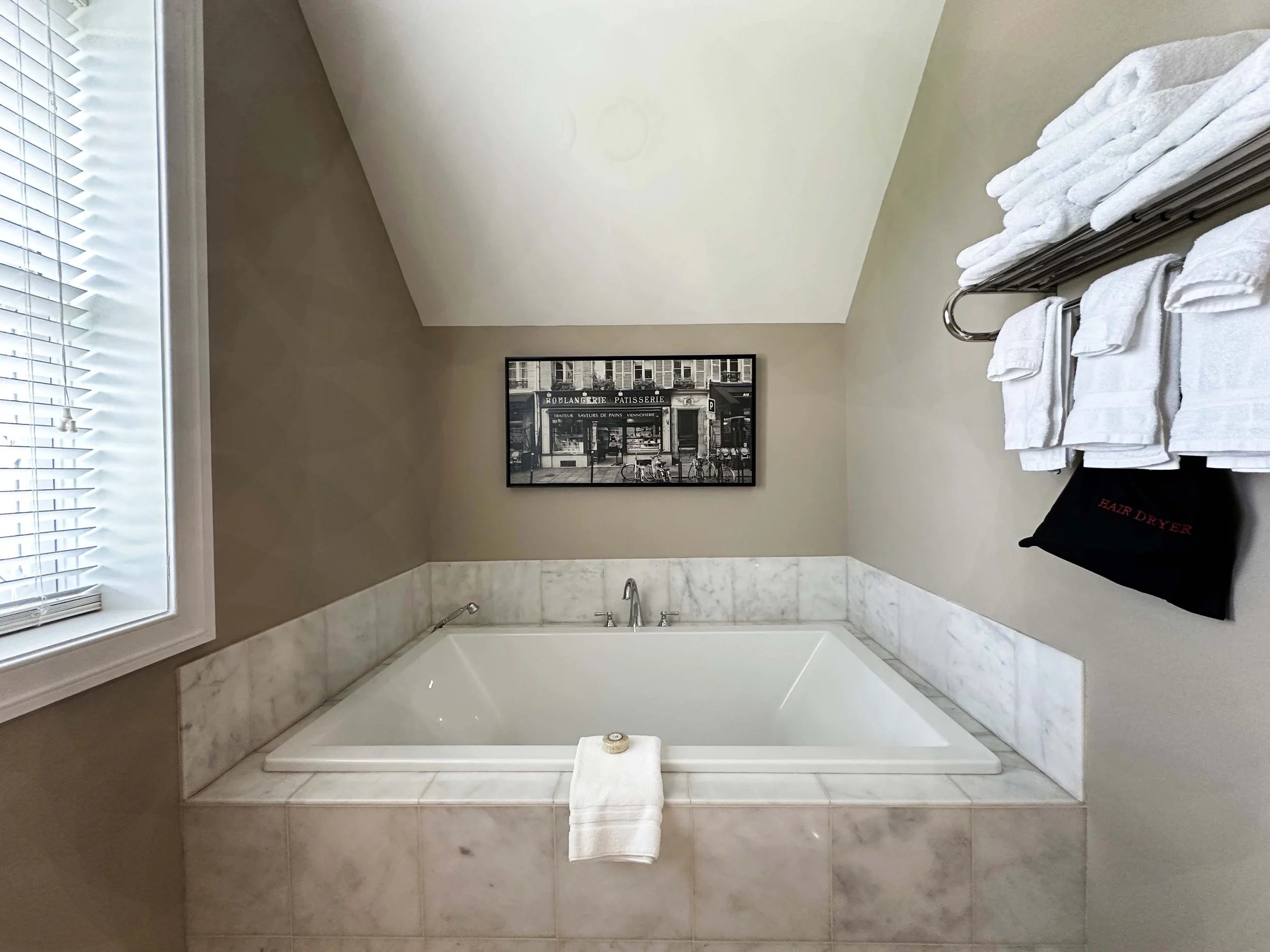 Principal Suite luxury soaking tub